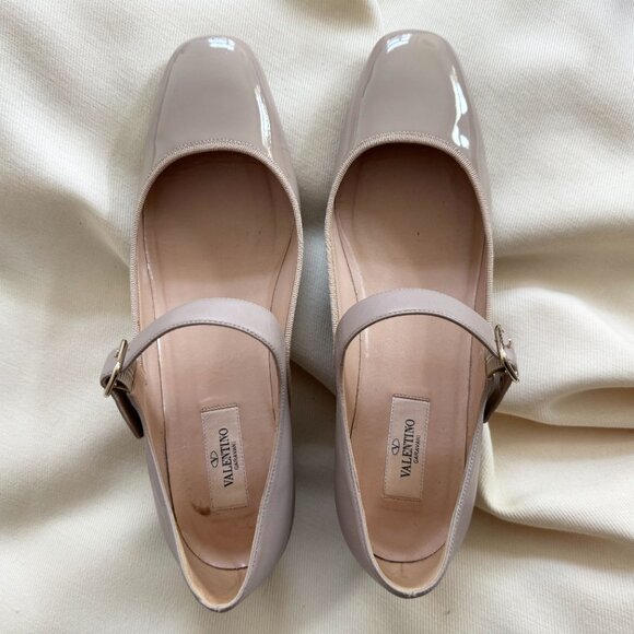 Valentino Garavani Plain Two-Tone Leather Mary Jane Pumps in Nude, size 40 - Picture 2 of 7